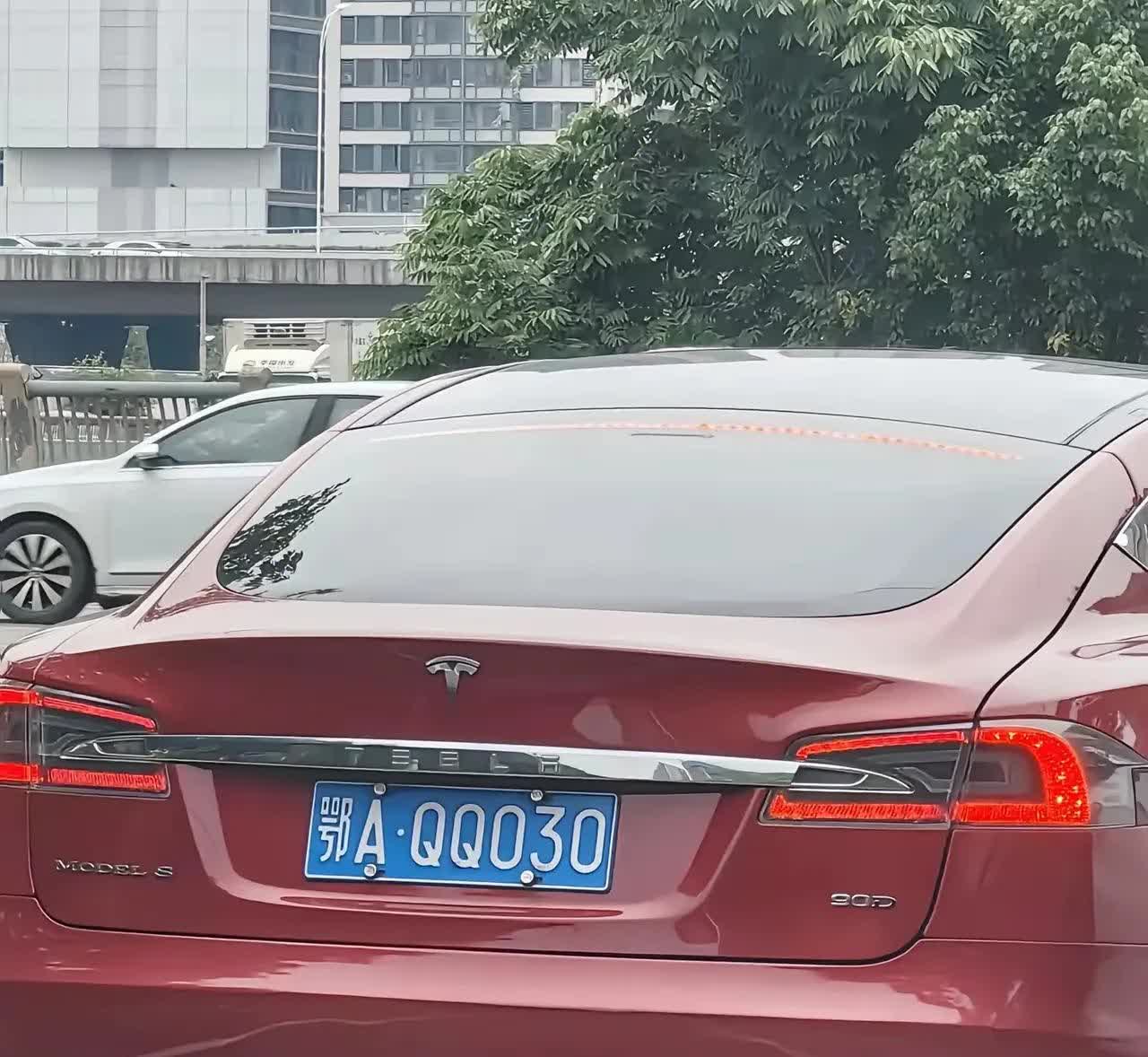一直以为特斯拉只生产纯电车，没想到居然还有纯油车特斯拉？今天无意间看到这款挂