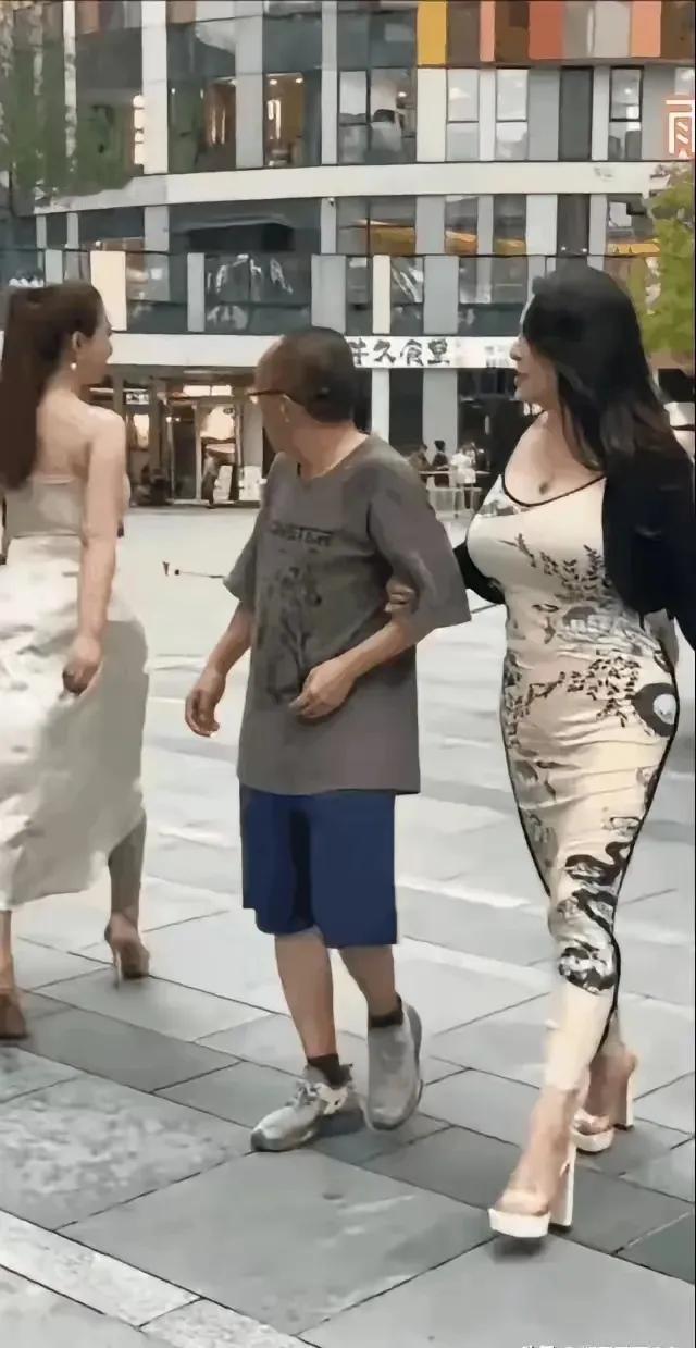 其实男人的回头不是“花心”，而是习惯，你看他身旁的美女不也回头了吗？所以做老婆的
