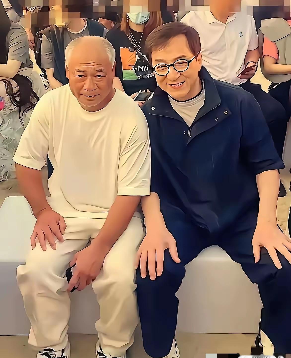 成龙70岁还在片场吊威亚，李宁60岁却像70岁？这9岁的年龄差背后，藏着两个男