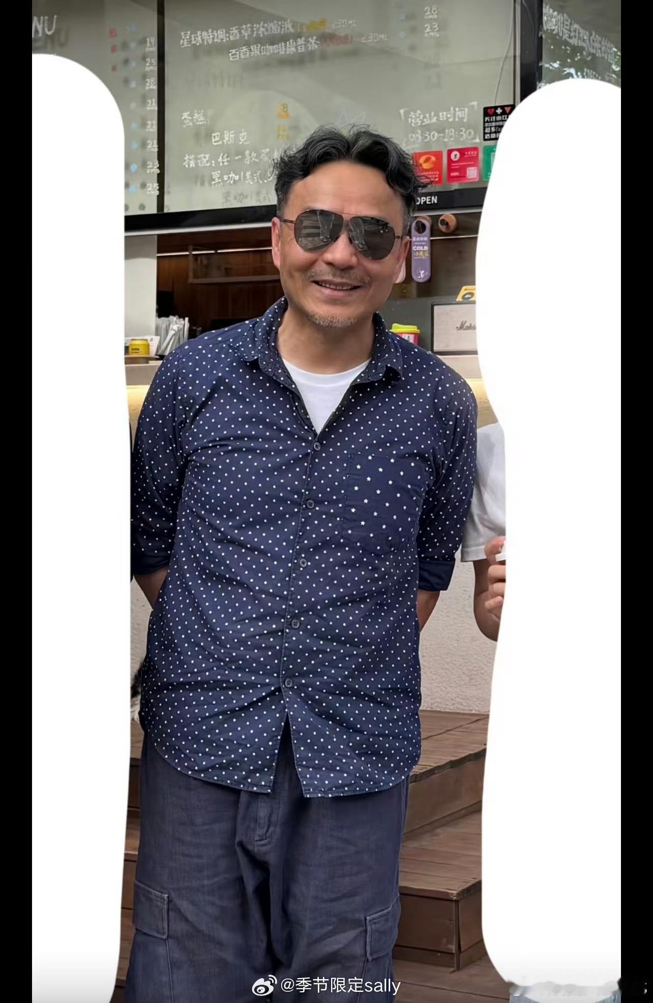 咖啡店门口偶遇汪涵吃槟榔，说他很显老，槟榔危害很大，还很难戒