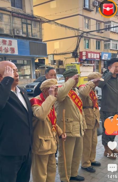 破防了！辽宁丹东，15个人在一家小饭店吃完饭，付钱时。突然，老板娘跟他们说:“