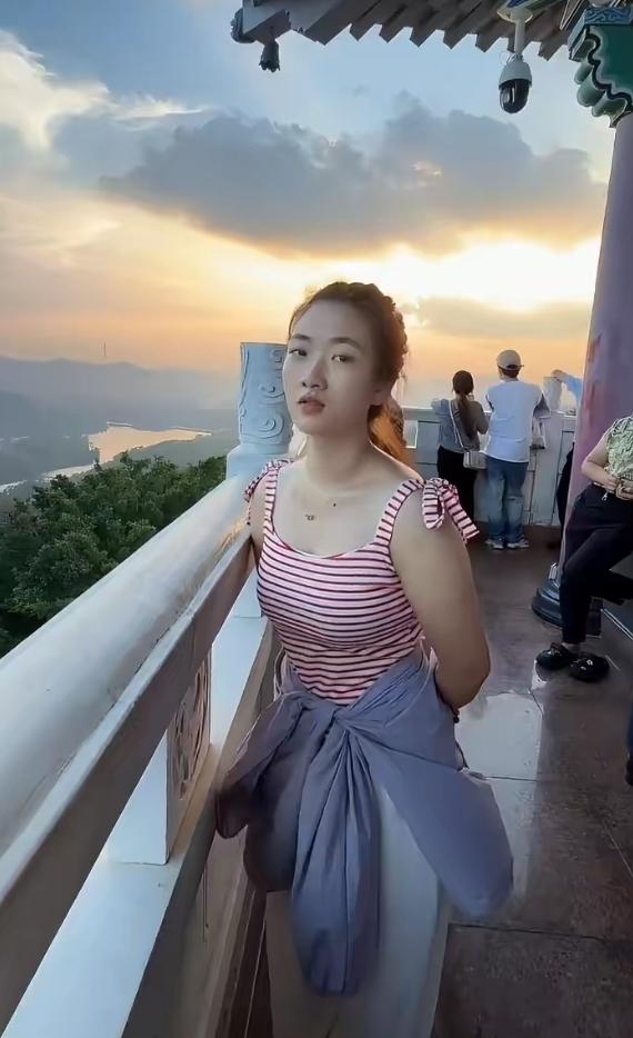 女孩在景区层楼游览。