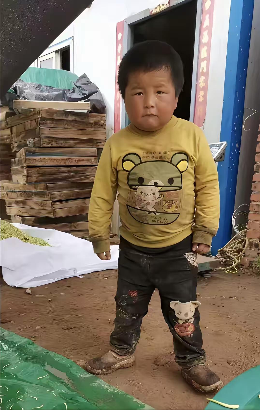 他叫亚豪，是河南的小吃播，哎！孩子不知道好歹，难道做父母的也不知道吗？所有利用小