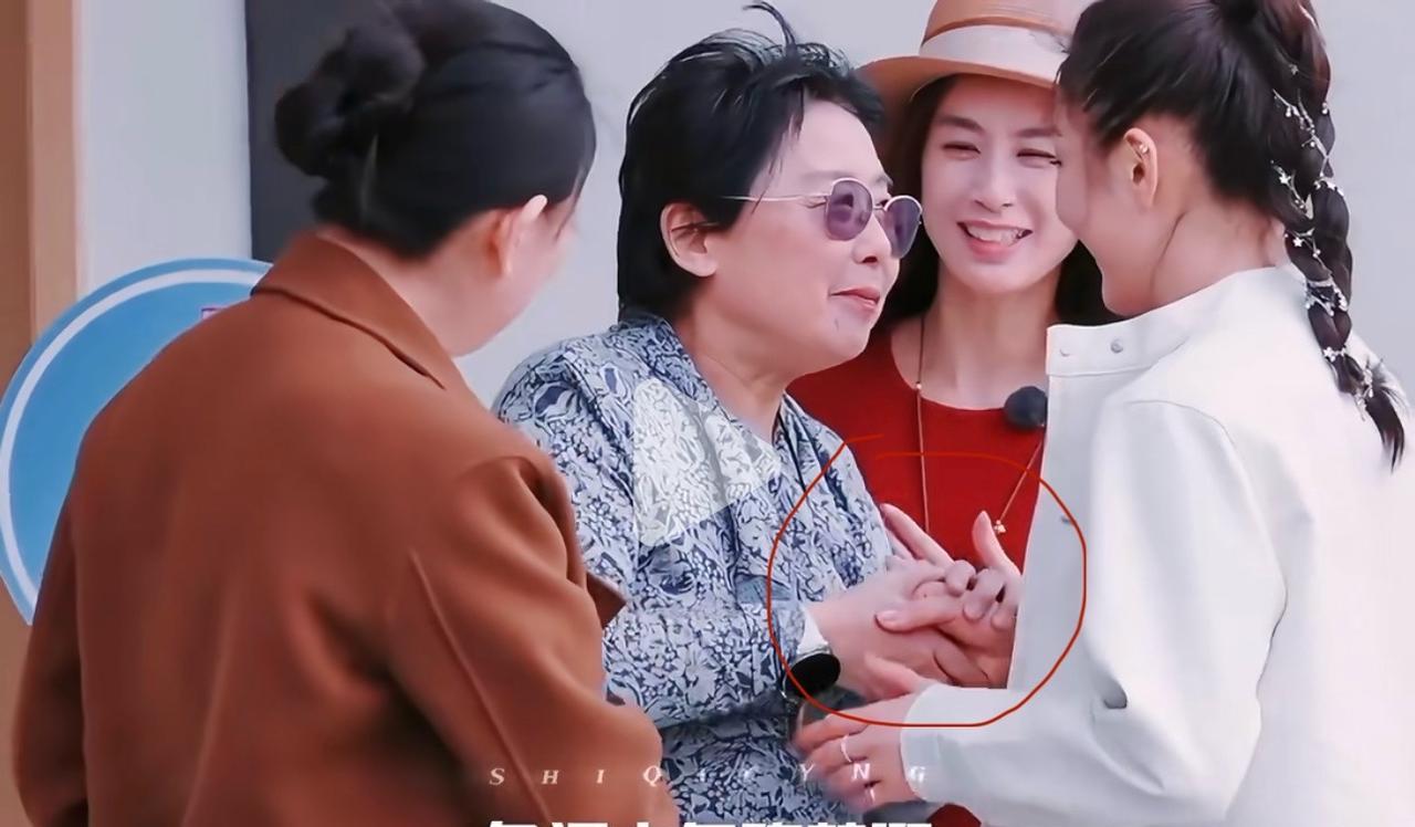 终于知道黄圣依妈妈为什么那么喜欢陈梦了，不是因为陈梦获得了奥运冠军，也不是因