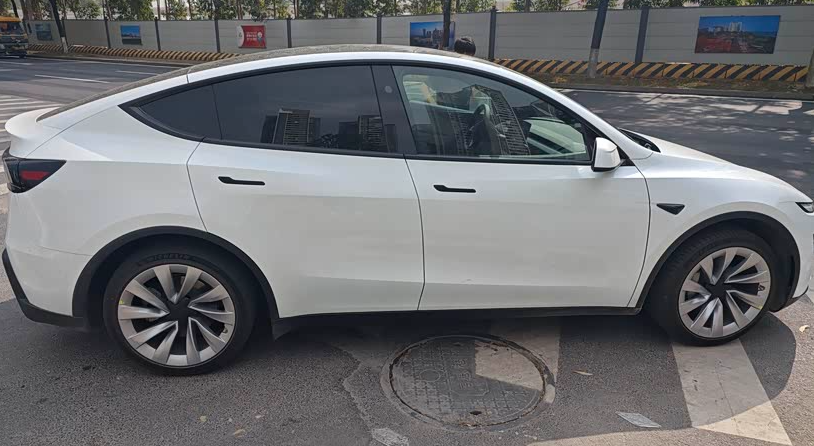 被吹爆了操控的modelY就这确实像大馒头大鼠标黑轮毂好看本来想试mod