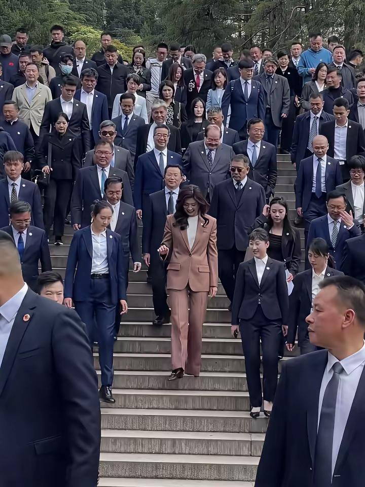 四月的南京，春和景明，绿意盎然，人头攒动，百鸟争鸣。再次拜谒孙中山先