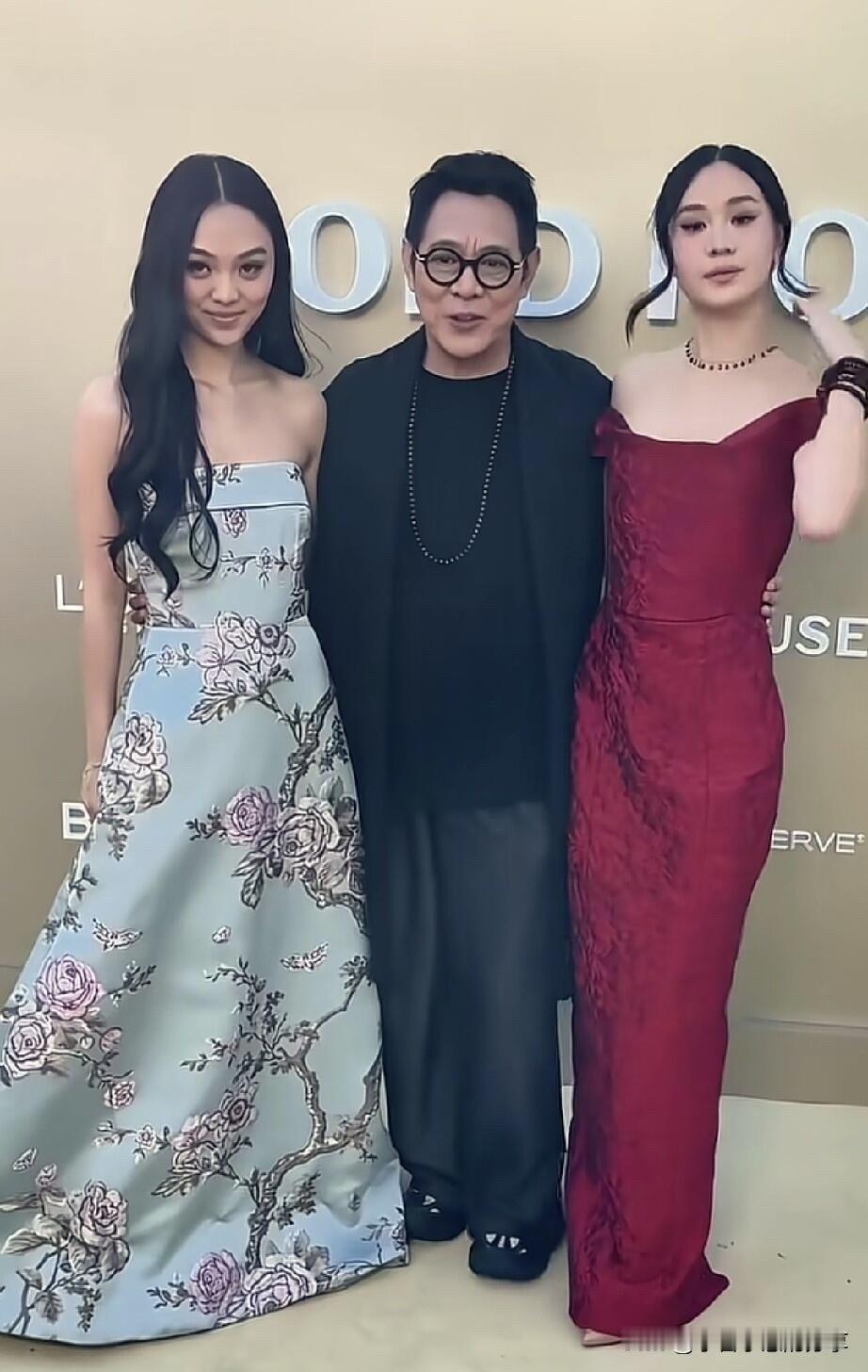 这俩姑娘和妈妈利智比可相差太远了，没有妈妈那种让人看着一眼就惊艳的感觉，俩姑娘长