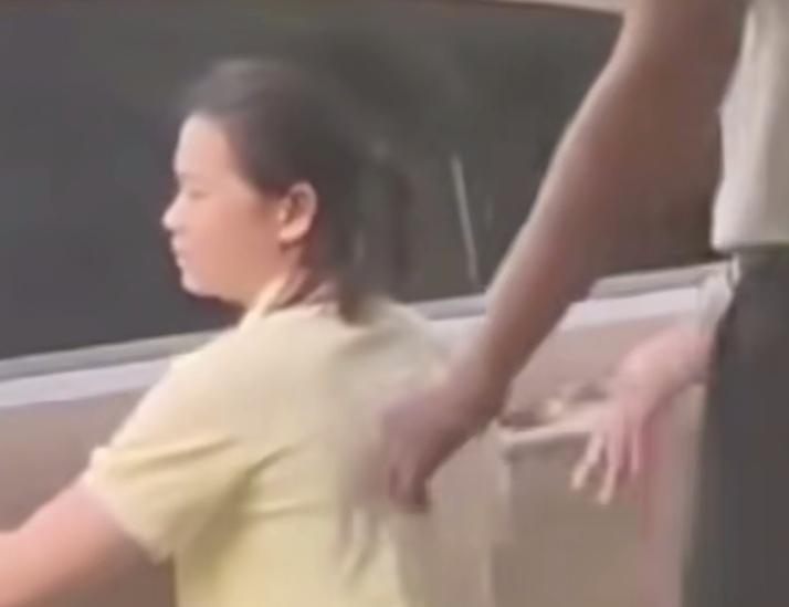 细节见人品！全红婵暨大开学典礼结束上车前主动归还学妹皮筋，小举动引网友称赞。全