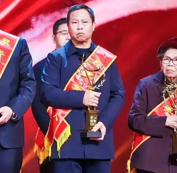 够爷们儿！浙江船老大沈华忠出海时，突然接到求救信号，他当场砍断6300只蟹笼，损