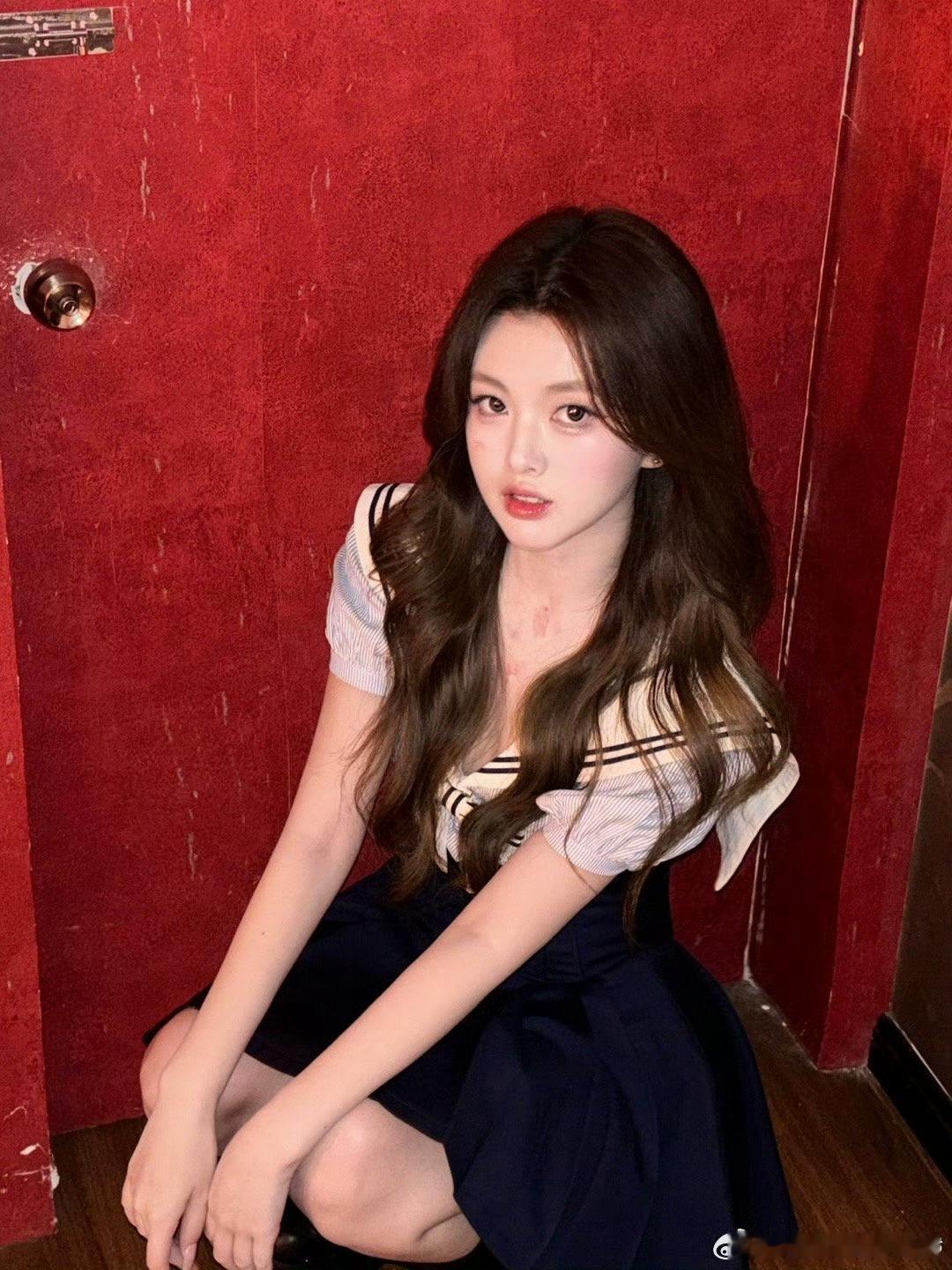 那眼尾的痣、微抿的嘴角，机械姬造型下的她和杨超越像到让人怀疑是不是双胞胎，没开口