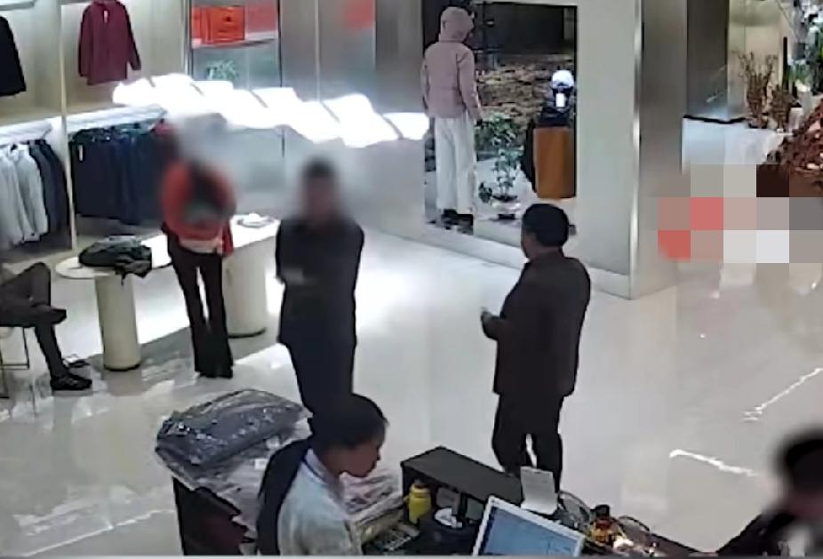 女子酒后失态抬屁股坐桌子，导致价值2766元的桌子倾倒破损，顾及面子当场未赔偿，