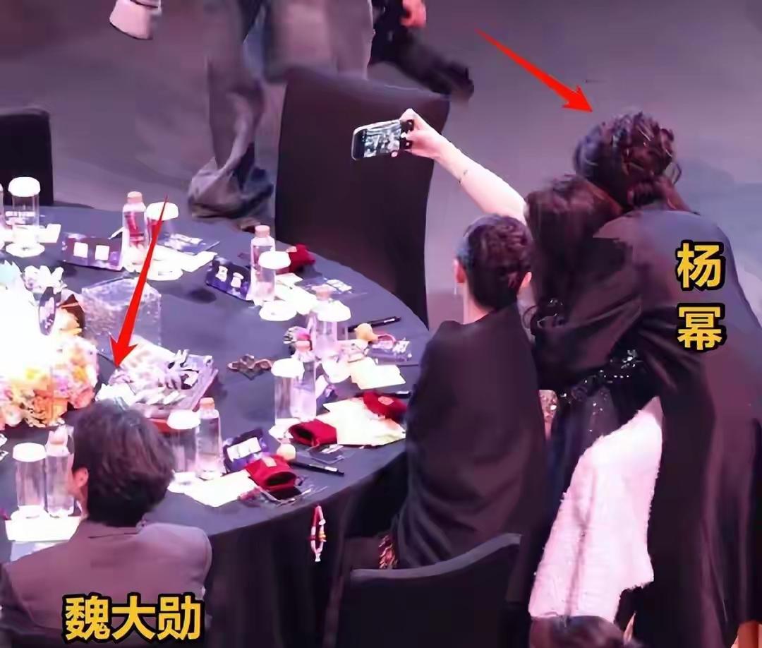 尖叫之夜那一刻。灯光下不是表演，是放大镜。魏大勋、秦岚、杨幂同框，网络就开始