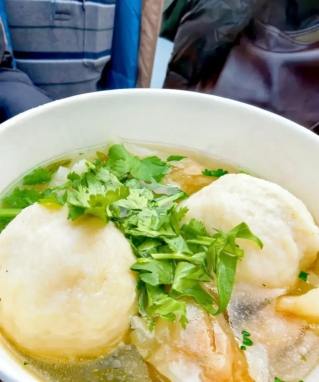 三亚飞机票今天跌到三百多块，比高铁二等座还便宜。刷到图里那趟下午四点起飞的航