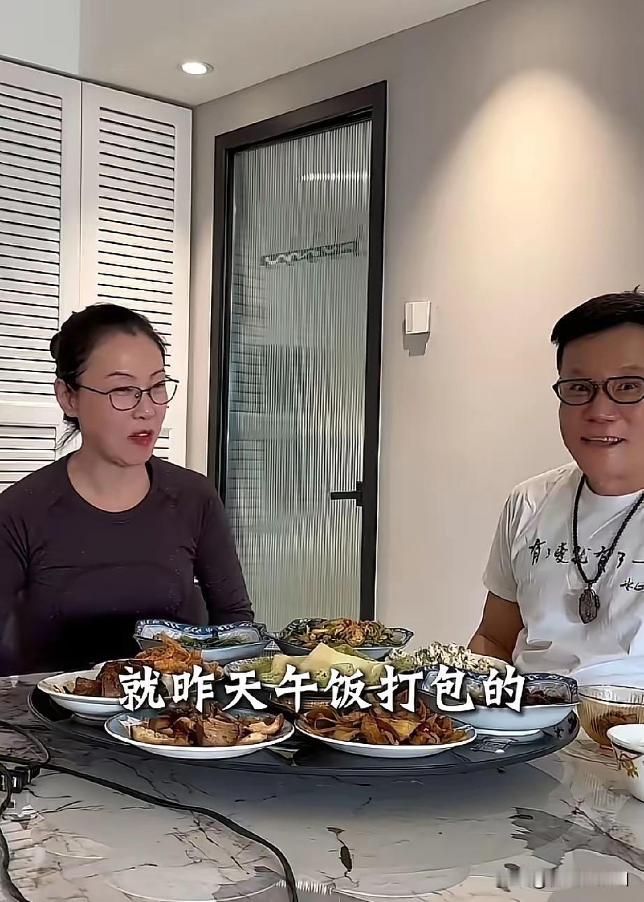 中午刚刚看见当当网老总李国庆跟夫人也是吃头天中午跟洪晃在一起吃饭打包回家的剩菜，