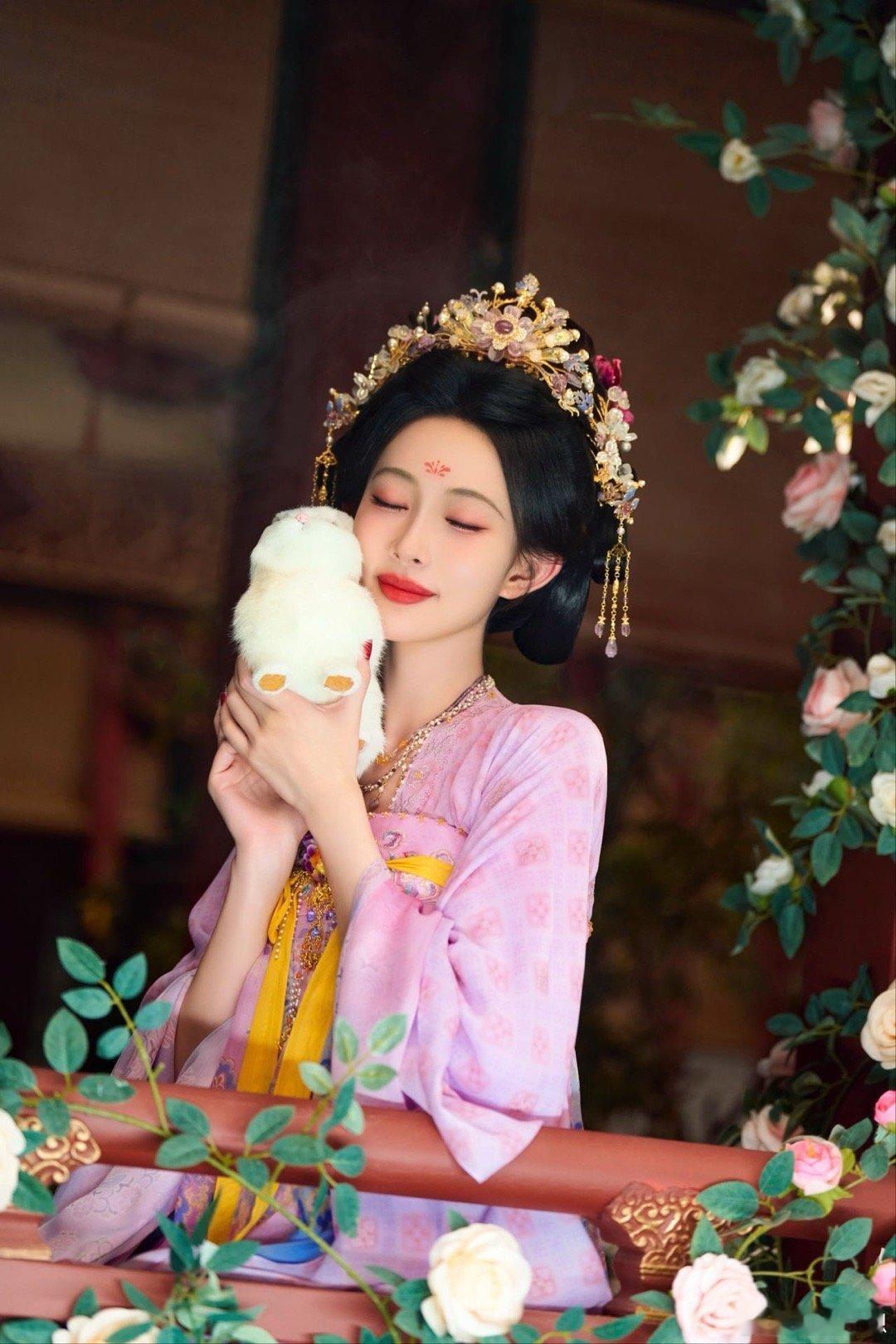 孟子义中秋节营业照孟子义分你一半月饼中秋氛围感美人非她莫属！孟子义穿月白古风裙