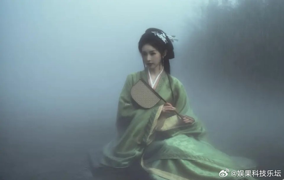 穿上绿裙子，田曦薇这不比白日提灯里的女主美吗？