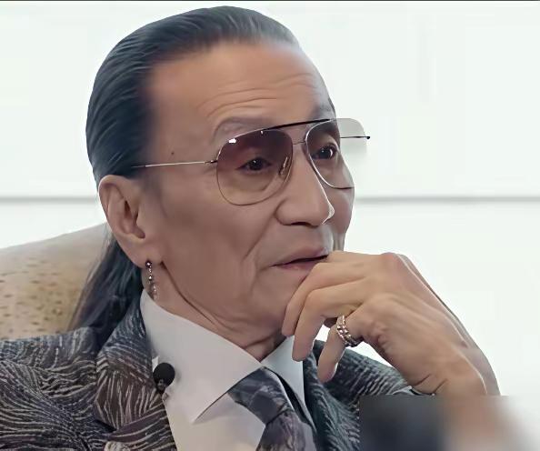 1985年，债主接连上门，谢贤陷入巨额赌债危机，全程沉默无言。狄波拉不愿家庭被债