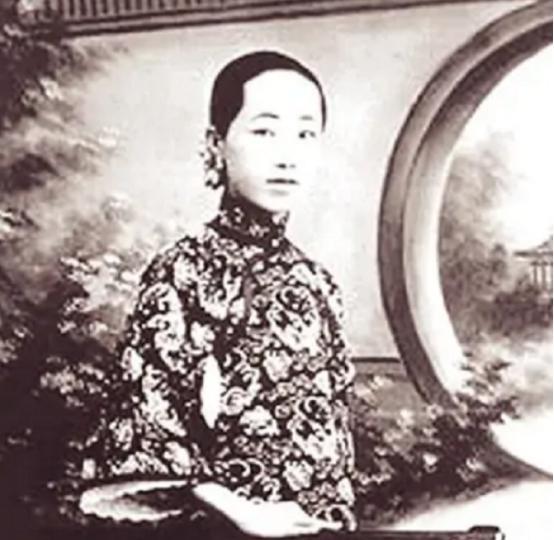 1903年，30岁梁启超和新婚的王桂荃行房。大汗淋漓过后，梁启超喘着粗气却说：“
