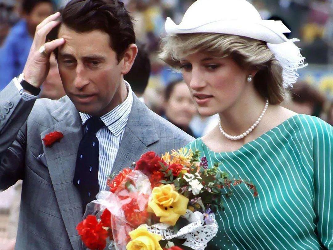 终于懂了，查尔斯的“委屈”！身为王子的查尔斯，本是万众瞩目，但有了戴安娜就不同