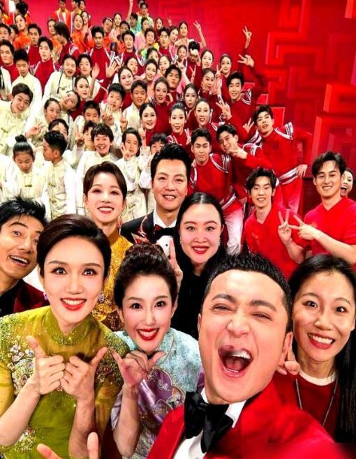 春晚刚结束，龙洋转身就哭了，尼格买提一把将她抱住。她脸埋进搭档肩上，身体都在抖，