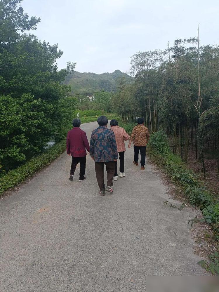仔细观察就会发现，这女人只要是到了60多岁、70来岁的，不管你如何收拾、打扮，经