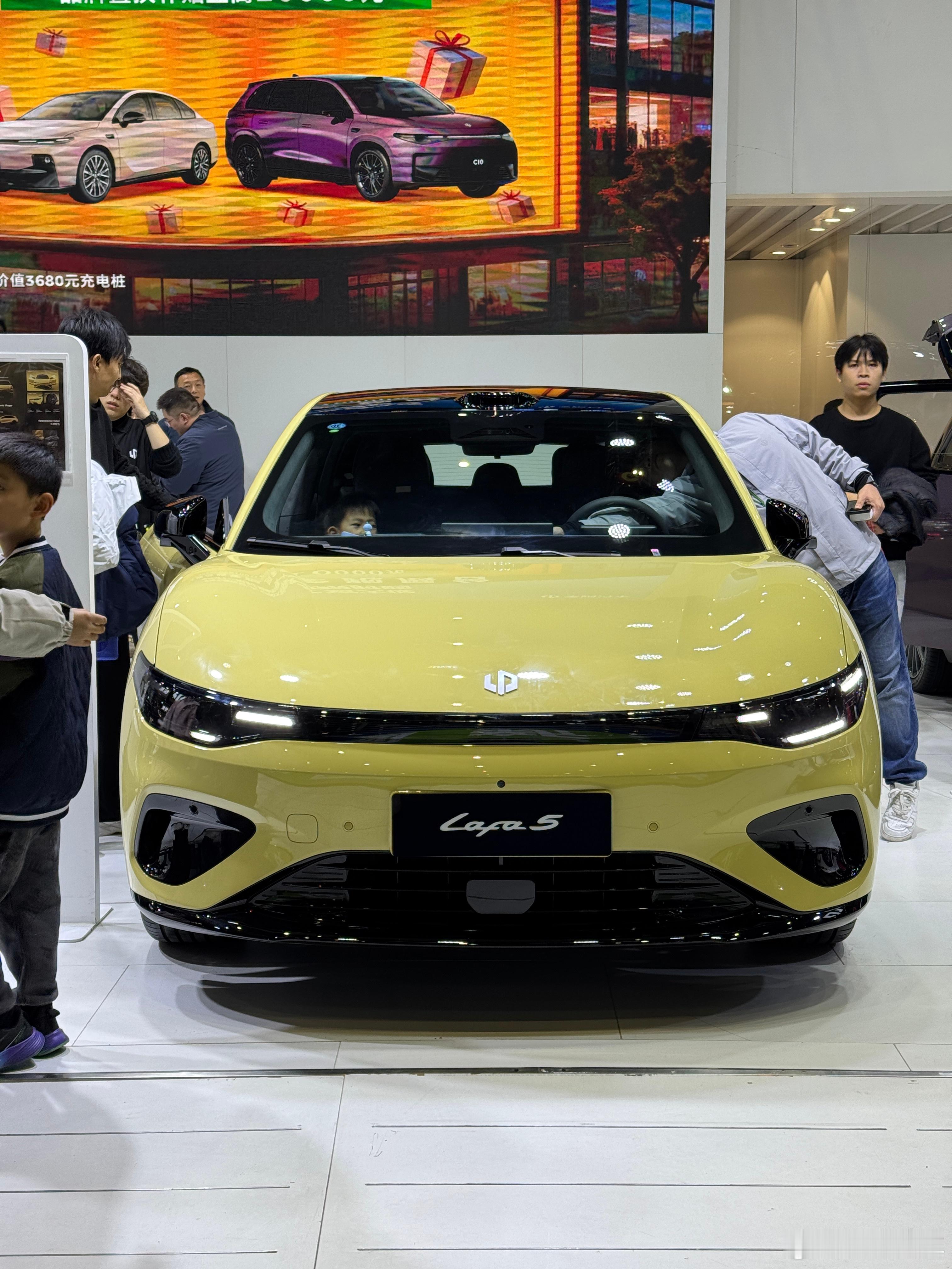 零跑Lafa5真的很懂年轻人刚刚亲眼见到实车，太好了，绝对适合年轻人，很潮。最关