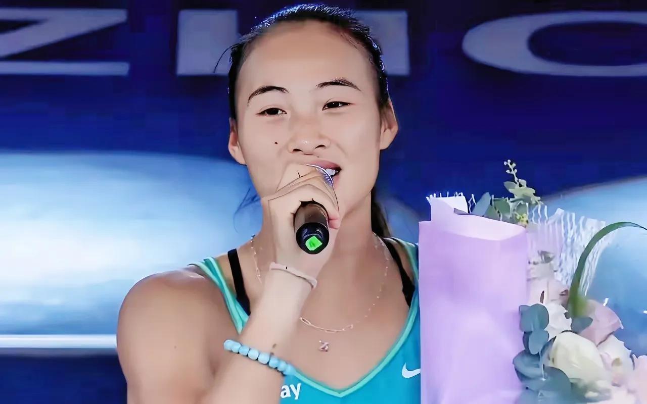 没想到你隐藏的这么深！郑钦文这波“隐藏技能”曝光，直接把我笑不活了！以为她拿