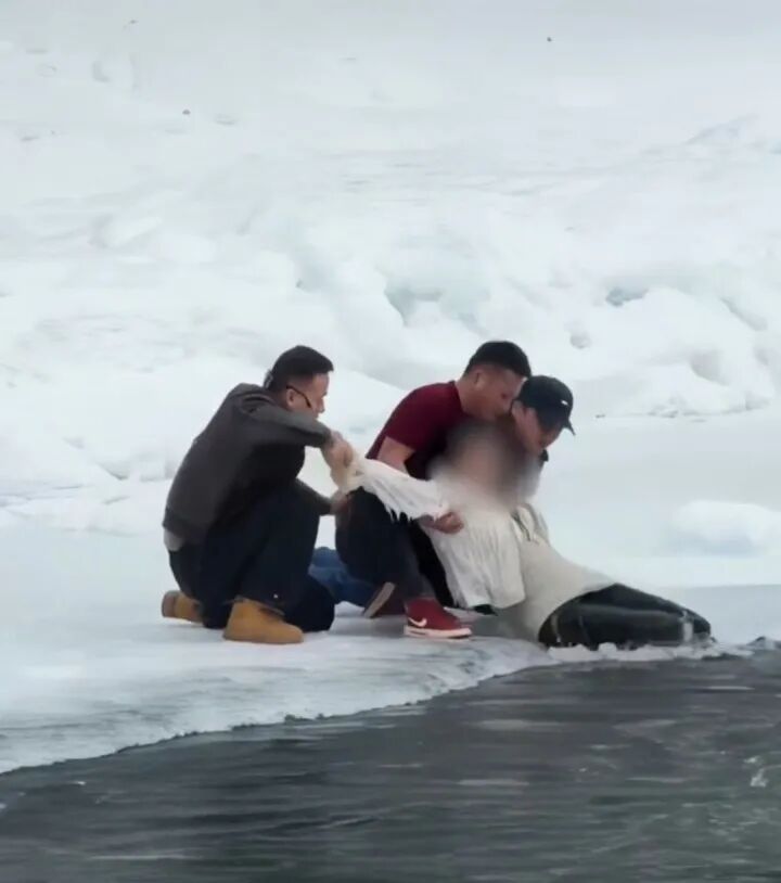 母女在新疆喀纳斯滑落冰河 救人的人中有一位是“浙BA”球员