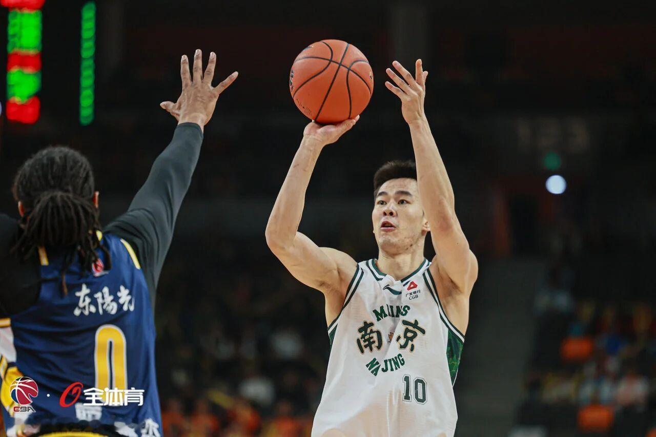 上海男篮今天正式开启三连客之旅，将于明晚对阵南京同曦，后者在昨晚的比赛中历经加时