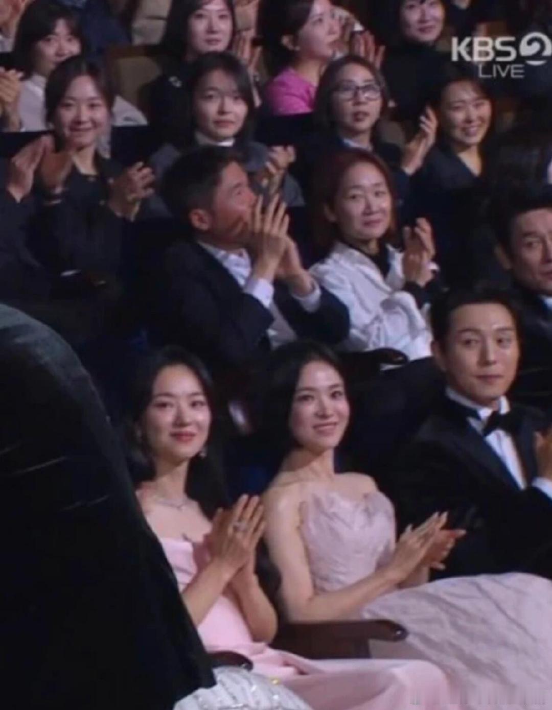 救命！宋慧乔这表情也太真实了吧！挑眉那下像极了我吃瓜时的反应，下一秒立马端庄～