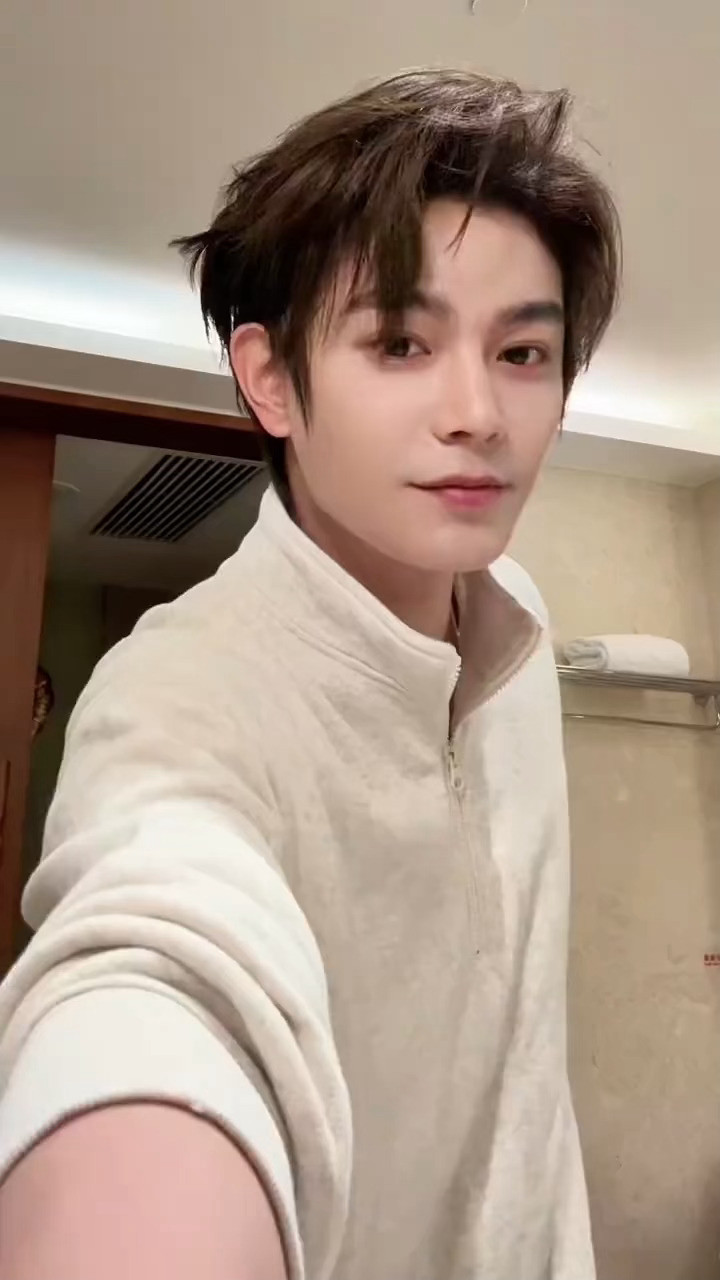 丁禹兮又跳手势舞了丁禹兮又跳手势舞啦！好帅好可爱，表情管理满分💯💯💯期待丁