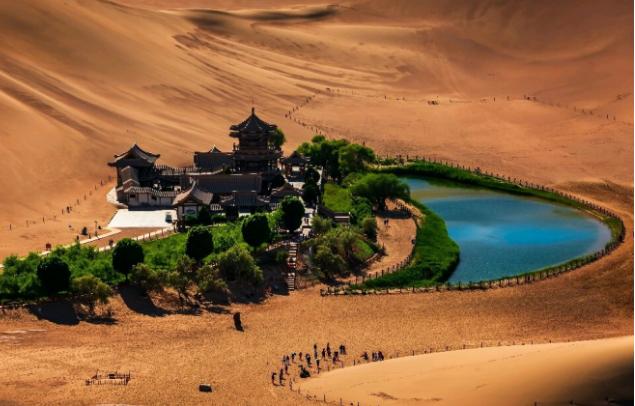 2011年，甘肃用47亿投资月牙泉恢复补水工程，耗资巨大只为保住一片沙漠里的“小