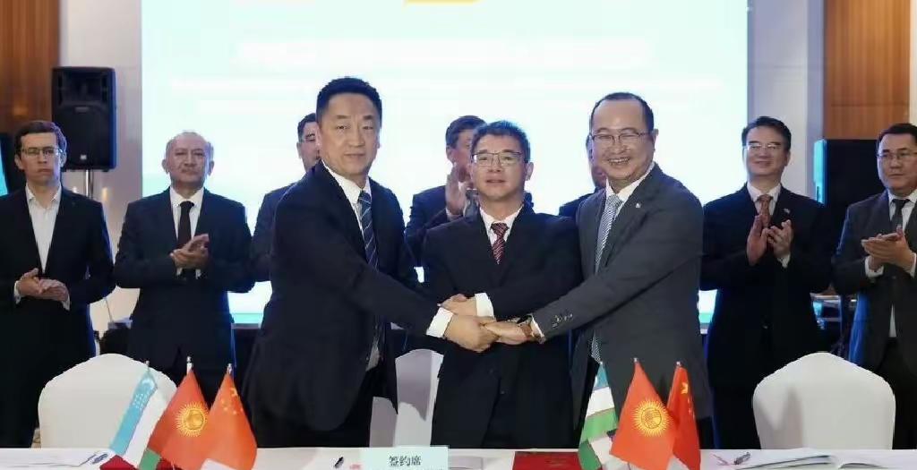 重磅新闻！12月17日，中吉乌铁路建设协议已在比什凯克正式签署。这消息太振奋