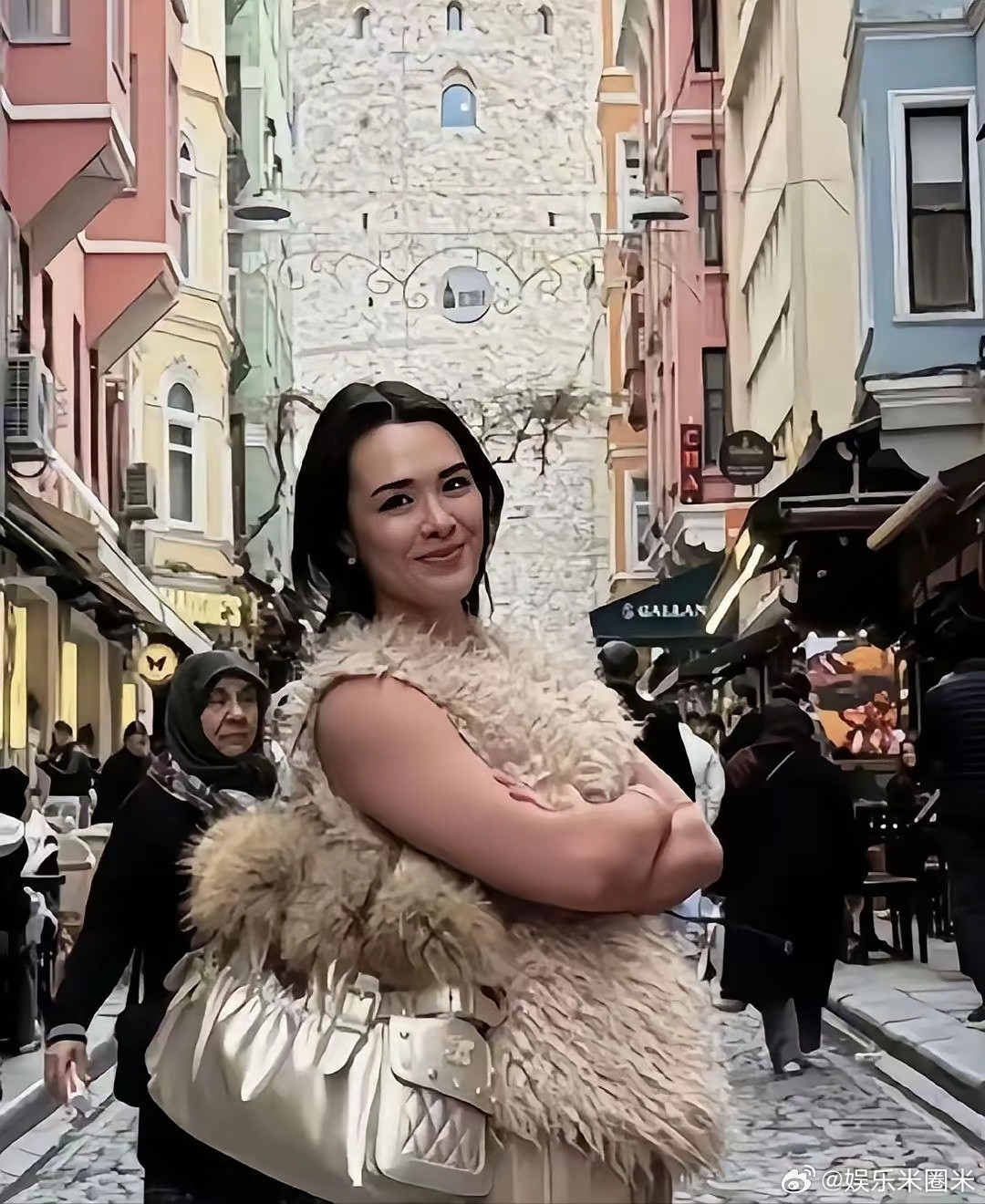 张伦硕和大女儿同游土耳其，相差17岁像同辈人！