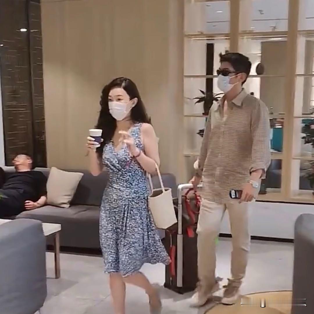 我不羡慕霍思燕有钱也不羡慕她不用上班但是我羡慕她和杜江结婚这么多年，不管去哪
