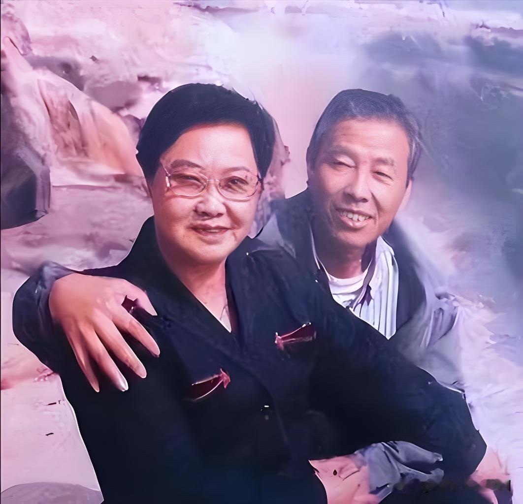 这是郭兰英先生与第二任丈夫万兆元的一张十分珍贵的合影。他们于1971年走进婚姻的
