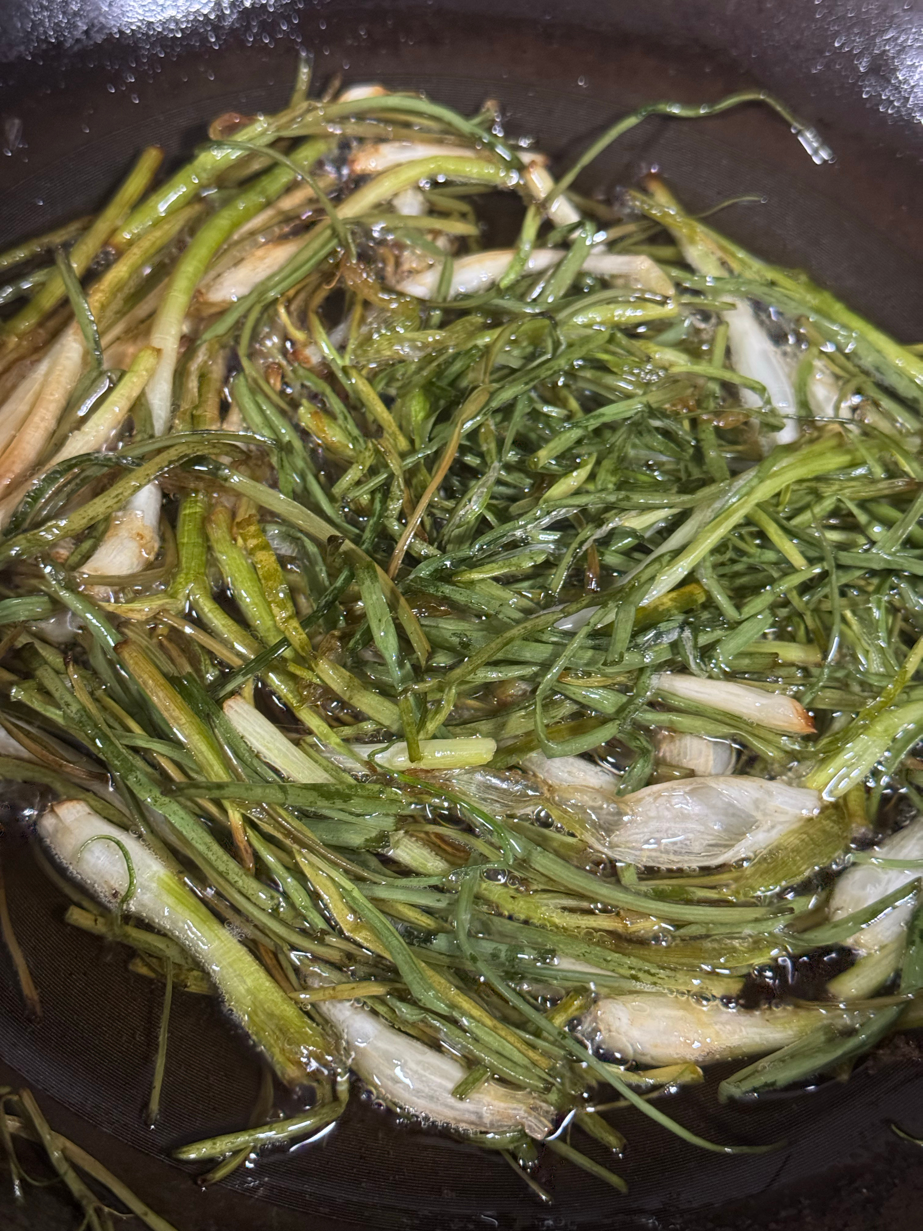 炸葱油，明天就有香喷喷的葱油拌面吃了😍