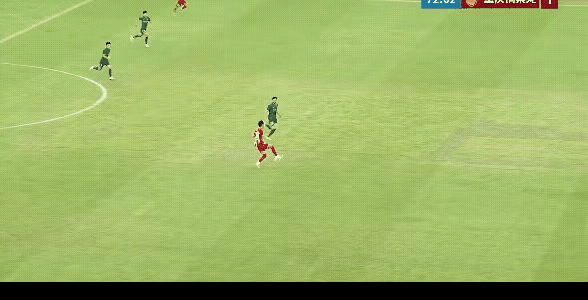 浙江队米特里策被李镇全搞疯了，整场比赛被李镇全贴身防守防的毫无办法，米特里策被防