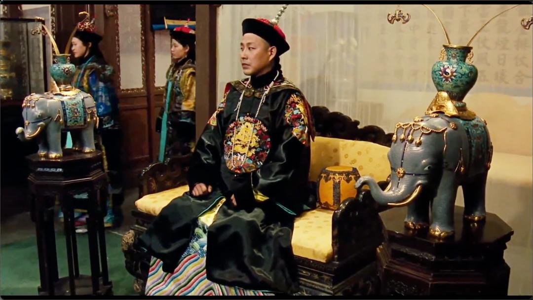 1875年正月，19岁的同治皇帝死在了养心殿。宫里对外说天花，街上流传的