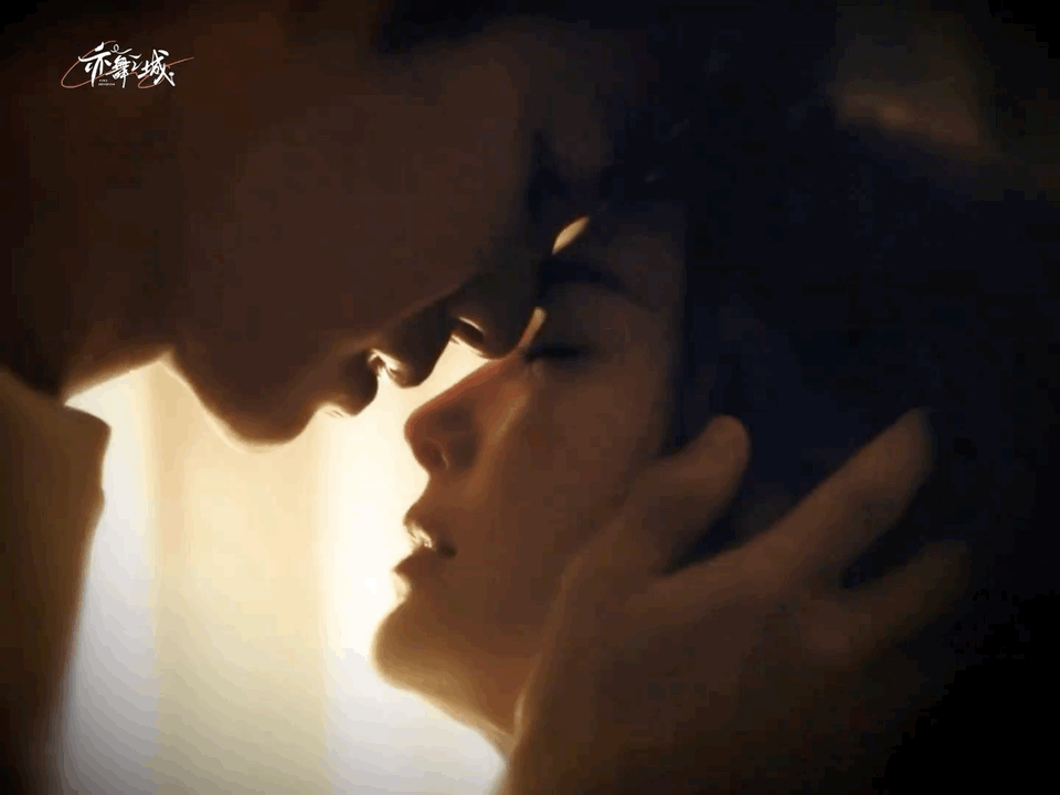 秦岚好会演醉态的朦胧感这段醉态戏秦岚诠释得超棒！朦胧眼眸里委屈与质问并存，鼻尖