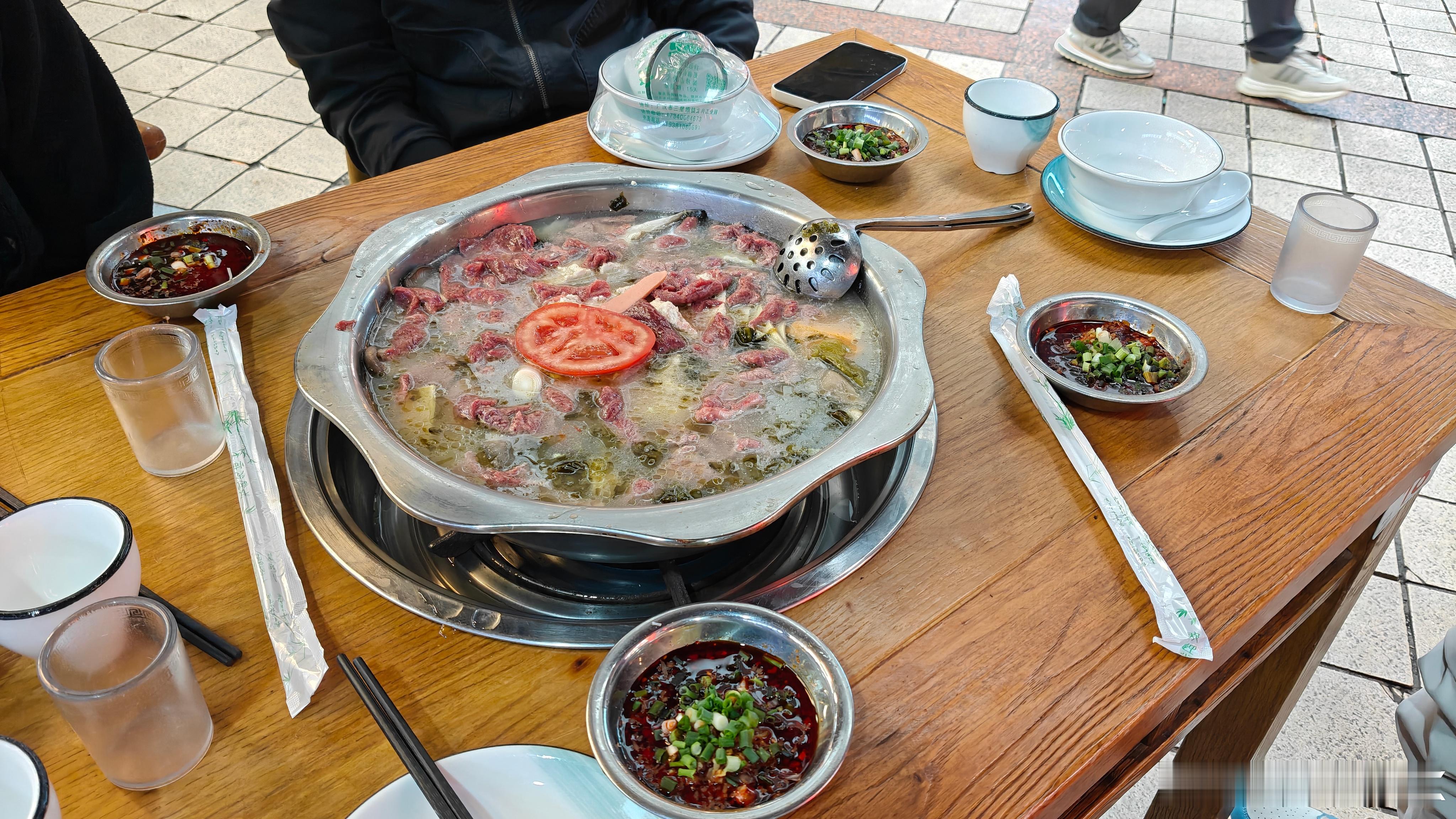 安利下成都的豆花火锅，好久没吃了。吃豆花，蘸水是灵魂，蛋炒饭是标配，再配上牛肉，