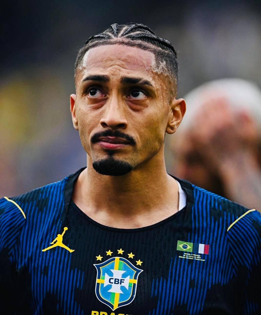 欧洲转会新闻播报！★那点儿钱管啥用？拉菲尼亚希望能赶上5月11日的国家德比，