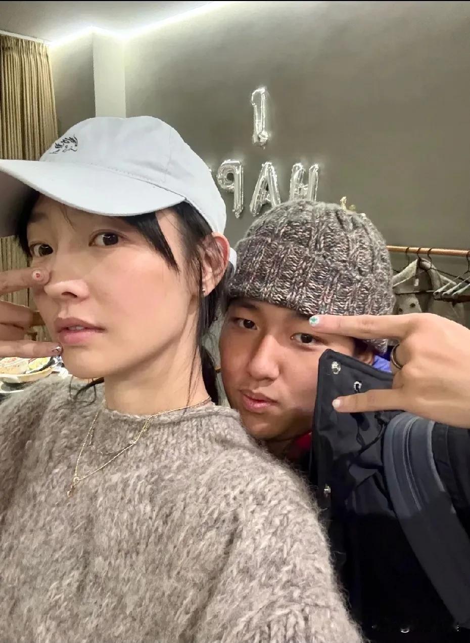 白百合和儿子同框，这基因神奇啊，儿子元宝居然一点也不像她，长相跟爸爸一模一样。[