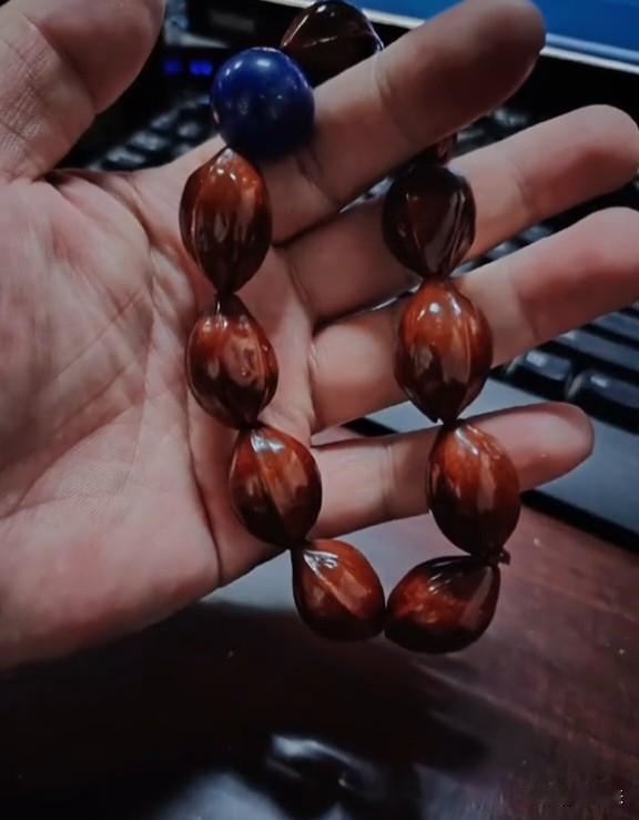 人到中年大家都有什么爱好呢？我是越来越喜欢玩文玩手串，前两张是我把玩了六七年