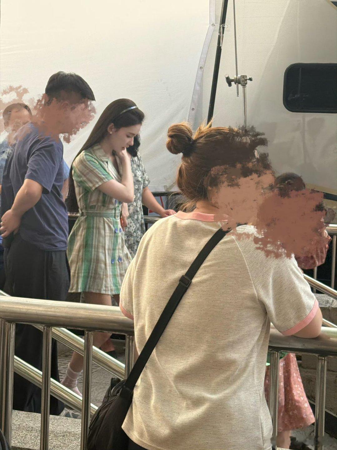 林允90年代复古造型路透谁懂这种复古甜！林允的浅绿格纹西装裙、发箍配小单鞋，满
