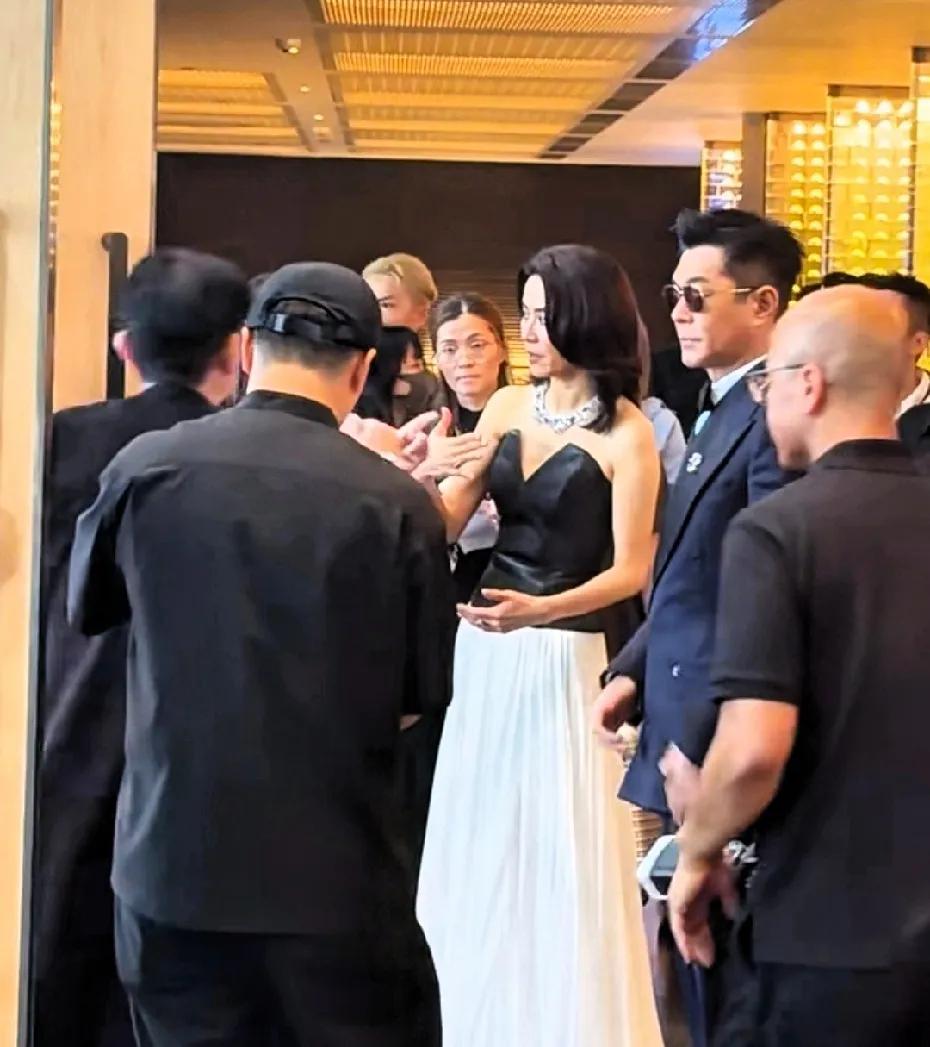 古天乐、萱萱合体金像奖红毯，这对经典CP也太好磕了！如今当上老板的古天乐，平时总