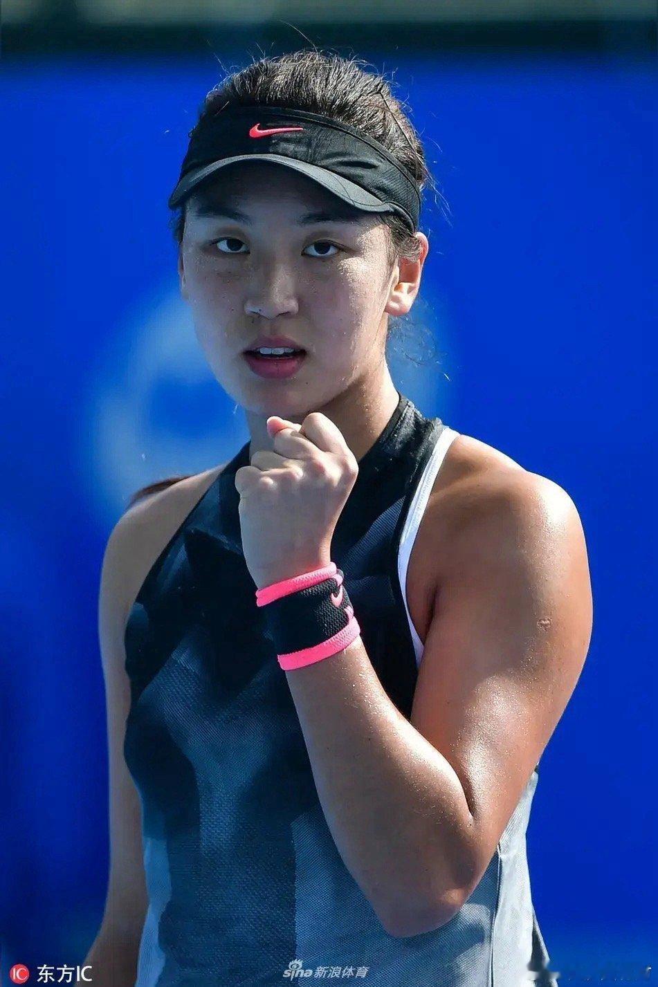 都说王欣瑜球运不好，第二轮就碰上了澳网新科冠军莱巴金娜，莱巴金娜现在状态正火，王