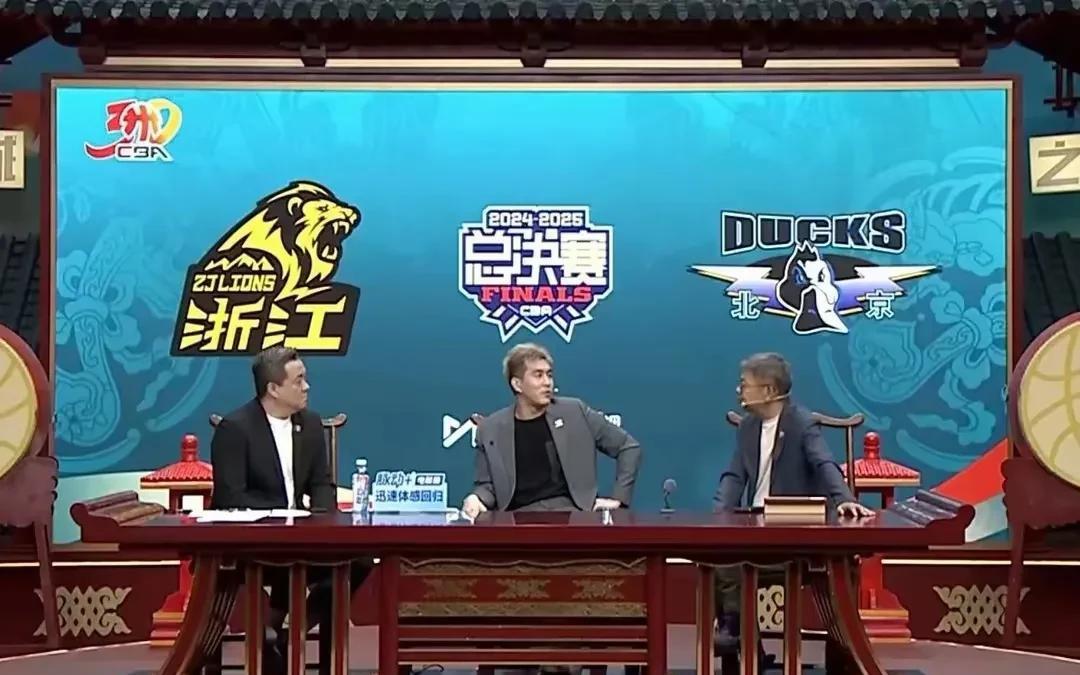 郭艾伦的解说首秀可太有意思了。在总决赛G5的解说中，他那是完全没给杨健留面子。他