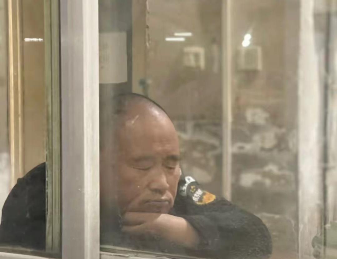 保安老吴昨晚值夜班打瞌睡了。老吴也不是躺下呼呼大睡的那种，就是后半夜可能困的受不