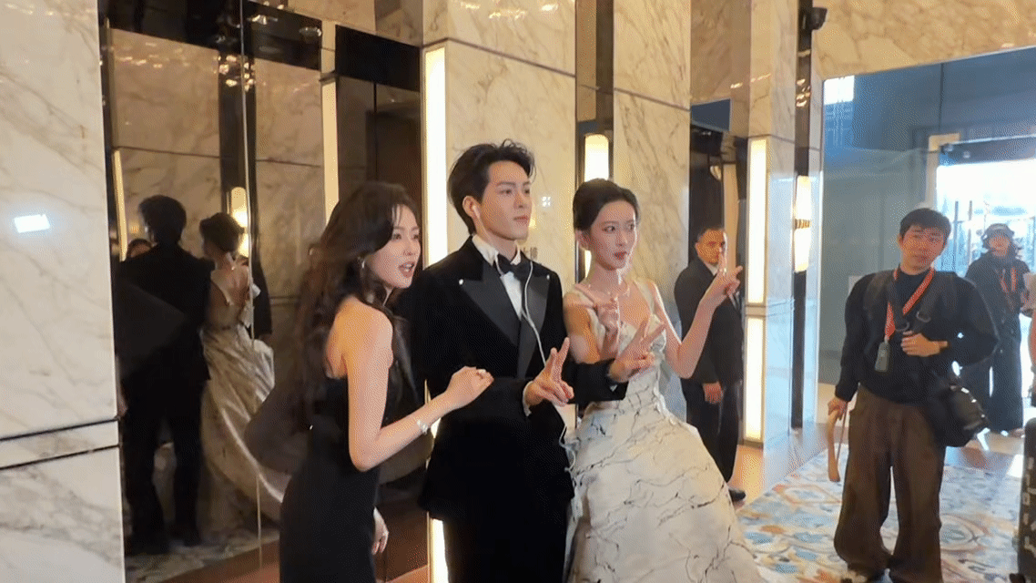 两女一男的场合男生站中间很正常啦，这样画面比较对称哈哈哈曾舜晞躲C那张合影放出来